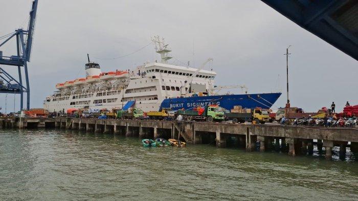 KAPAL PELNI - Aktivitas Kapal Pelni KM Bukit Siguntang di Pelabuhan Malundung Tarakan Kalimantan Utara.