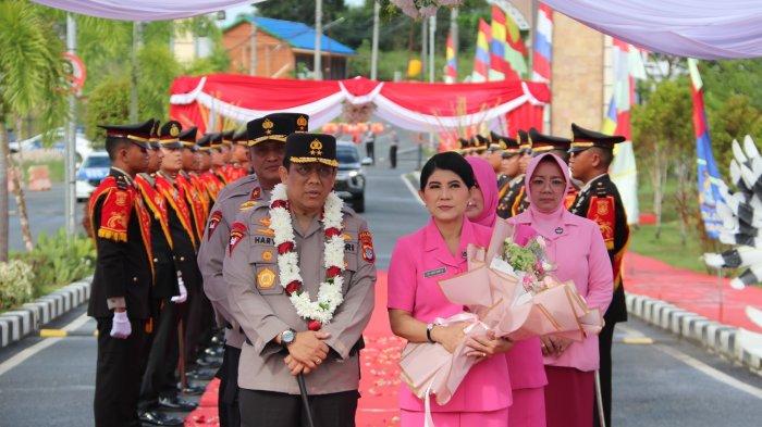 Kapolda Kaltara Hary Sudwijanto disambut hangat setibanya di Mapolda Kaltara, Jumat (09/08/2024).
