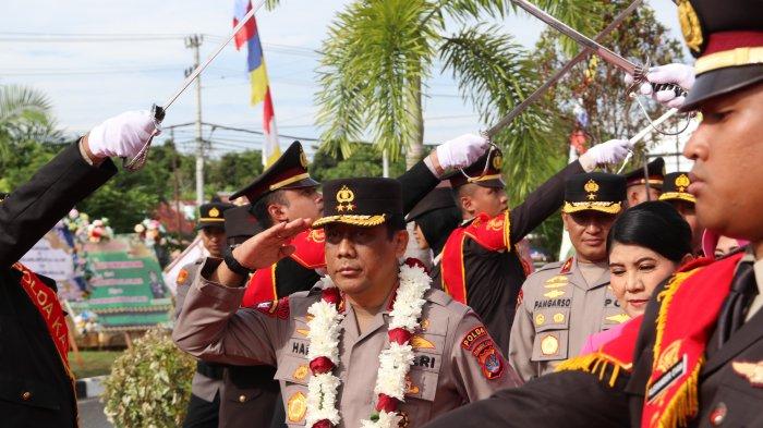 Kapolda Kaltara Irjen Pol Hary Sudwijanto dan istri Dionysia Hary Sudwijanto disambut hangat setibanya di Mapolda Kaltara, Jumat (09/08/2024).