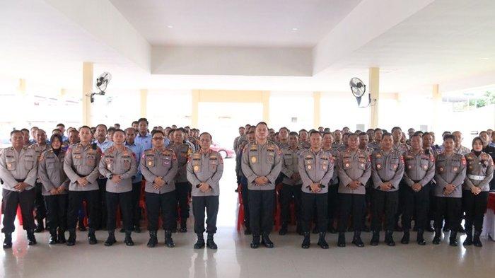 Kapolda Kaltara Irjen Pol Hary Sudwijanto memberikan arahan di Mako Polres Tarakan, Selasa (13/08/2024)