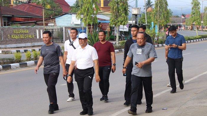 Jaga Stamina dan fisik dalam menjalankan tugas keseharian sebagai pemimpin Polri di Kaltara, Kapolda Kaltara Irjen Pol Hary Sudwijanto (pakai topi) didampingi Kapolresta Bulungan Kombes Pol Agus Nugraha melaksanakan kegiatan olahraga pagi dengan kegiatan jalan sehat bersama pada Minggu 22/09/2024) pagi.