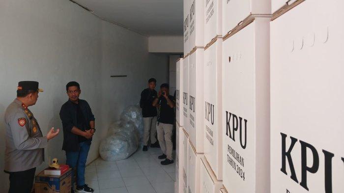 Kapolda Kaltara Irjen Pol Hary Sudwijanto saat melakukan pengecekan logistik Pilkada di Dome Center Tanjung Selor, Bulungan, Kalimantan Utara, Sabtu (19/10/2024). (Tribunkaltara.com)