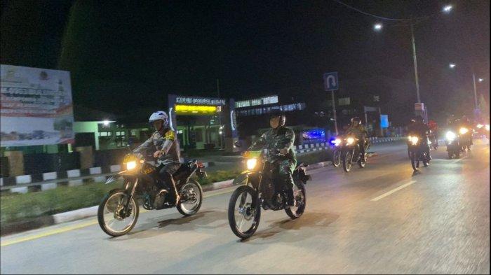 Ilustrasi saat polisi melakukan patroli pada malam tahun baru di Tanjung Selor, dengan mengendarai sepeda motor.