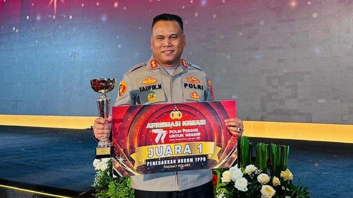 Kapolres Nunukan, AKBP Taufik Nurmandia seusai menerima penghargaan dari Kapolri Jenderal Polisi Listyo Sigit Prabowo, di Balai Samudera, Jakarta Utara, pada Rabu (12/07/2023), malam.
(HO/ Federiko Humas Polres Nunukan).