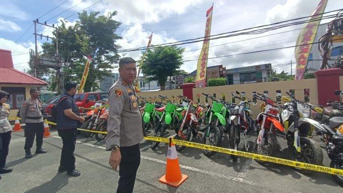 Kapolres Tarakan AKBP Ronaldo Maradona TPP Siregar saat menunjukkan tambahan BB yang diamankan dari Nunukan di antaranya ada 9 unit motor trail, jetsky, mobil yang diamankan di halaman Mako Polres Tarakan, Kamis (4/7/2024).