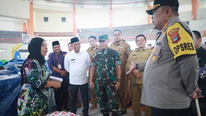 Ketua KPU Bulungan Lili Suryani bersama Kapolresta Bulungan Kombes Pol Agus Nugroho, Bupati dan forkopimda meninjau gudang logistik pemilu di Dome Sport Centre Tanjung Selor.