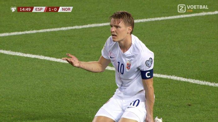 Kapten Arsenal sekaligus Timnas Norwegia Martin Odegaard tersungkur usai ditekel pemain Man City dan Spanyol Rodri di kualifikasi Euro 2024, Minggu (26/3/2023).