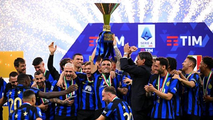 Kapten Inter Milan, Lautaro Martinez mengangkat trofi Scudetto 2023/2024.