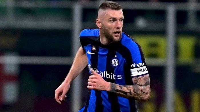 Milan Skriniar ketika mengenakan ban kapten Inter Milan.