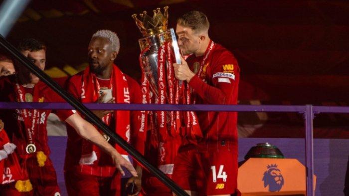 Kapten Jordan Henderson saat mengangkat trofi Premier League bersama Liverpool musim 2019/2020 (twitter/@LFC)
