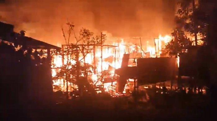 Kebakaran di RT 3 Desa Nawang Baru, Kecamatan Kayan Hulu, Kabupaten Malinau, Kalimantan Utara, Sabtu (25/1/2025) malam.  