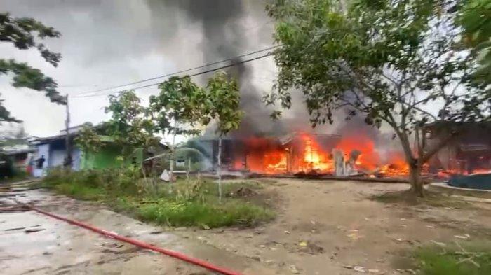Proses pemadaman di lokasi TKP kebakaran di RT 16 Kelurahan Kampung Satu Tarakan, Kalimantan Utara, Selasa (21/5/2024).