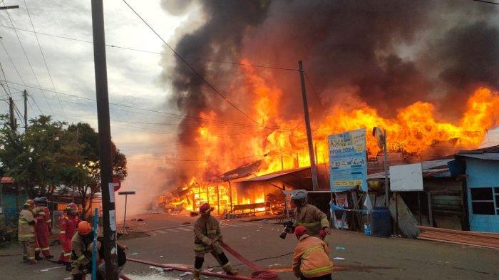 Kebakaran terjadi di Jalan Jenderal Sudirman, Tideng Pale, Kecamatan Sesayap, Kabupaten Tana Tidung, Kalimantan Utara, Kamis (23/1/2025).