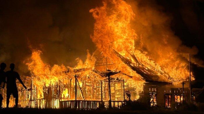 Kebakaran yang menghanguskan bangunan Puskesmas lama di Long Sule, Kayan Hilir, Malinau.