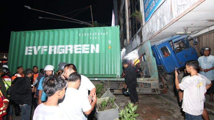 Kecelakaan maut kembali terjadi di Simpang Rapak, Balikpapan sekitar pukul 22.30 Wita, melibatkan truk roda 10 berjenis self loader nomor polisi KT 8846 AJ.