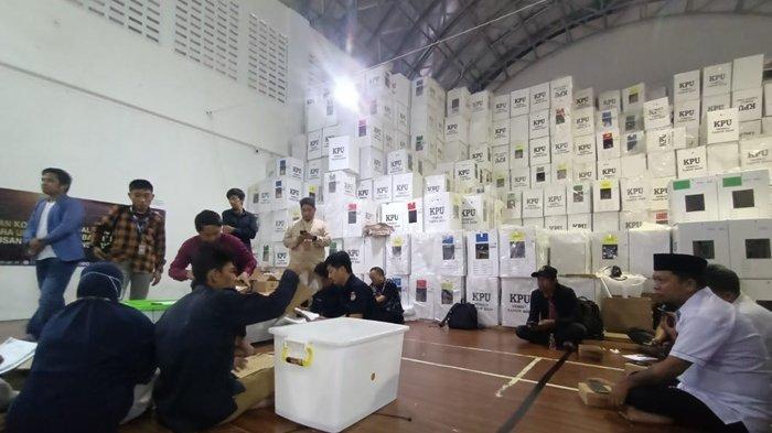 Kegiatan pembukaan boks dan kotak suara, Selasa (9/7/2024) sore kemarin. Kegiatan ini untuk mengambil data DPK yang akan digunakan sebagai acuan data saat PSU 13 Juli 2024 mendatang di Dapil Kota Tarakan Satu Kecamatan Tarakan Tengah. TRIBUNKALTARA.COM/ANDI PAUSIAH