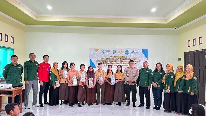 Kegiatan sosialisasi bahaya Narkoba oleh para mahasiswa keperawatan Poltekkes Kemenkes Kaltim di SMPN 3 Tanjung Selor, Sabtu (24/02/2024). (Tribunkaltara.com/edy nugroho)