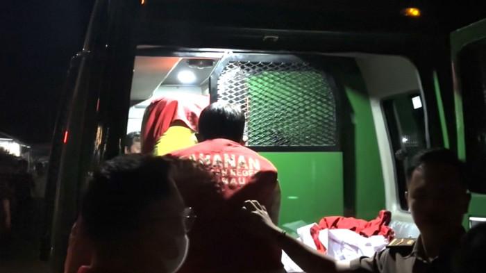 TERSANGKA KORUPSI – Kejaksaan Negeri Malinau menetapkan tiga tersangka kasus dugaan korupsi rehabilitasi dermaga speedboat Malinau, Selasa (22/7/2025) malam. Ketiga tersangka sementara resmi ditahan menunggu perkara dilimpahkan ke tahap persidangan. (TRIBUNKALTARA.COM / MOHAMMAD SUPRI)