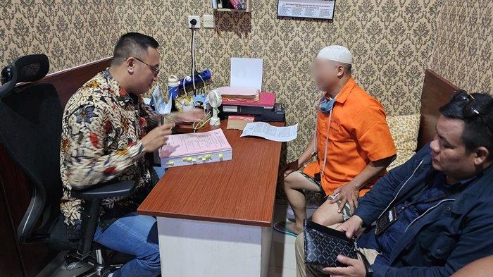 Kejari Bulungan saat menerima bukti kasus dugaan korupsi yang menjerat dua mantan pejabat Perusda Berdikari, AJP dan SF, pada Jumat (17/11/2023).