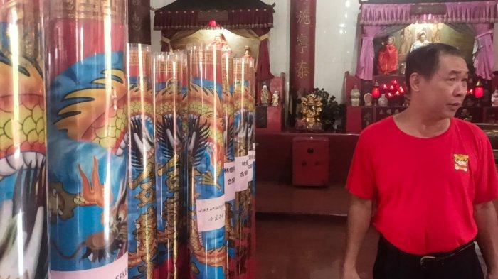 Aktivitas di dalam Kelenteng Toa Pek Kong Markoni Kelurahan Pamusian jelang malam perayaan Imlek 2024.