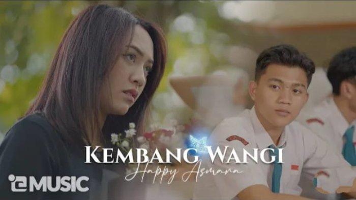 Lihat lirik, terjemahan, dan chord gitar lagu Kembang Wangi oleh Happy Asmara.