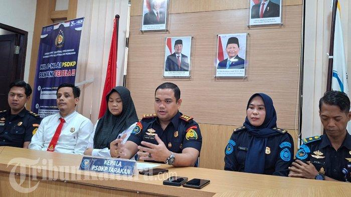 Kepala Kantor Stasiun PSDKP Kota Tarakan, Johanis Medea bersama jajaran melaksanakan rilis capaian penanganan perkara di tahun 2024, Kamis (23/1/2025).