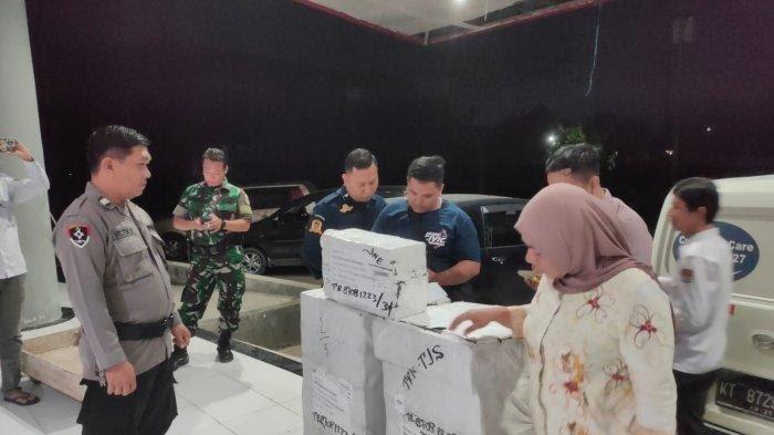 Ketua KPU Bulungan, Lili Suryani saat meninjau kesiapan logistik Pemilu 2024 di Dome Sport Center Tanjung Selor.