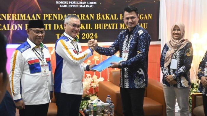 Ketua KPU Malinau, Marsalino saat menerima penyerahan dokumen pendaftaran bakal Paslon Bupati dan Wakil Bupati, Wempi dan Jakaria Pilkada Malinau 2024, Selasa (27/8/2024)
(TRIBUNKALTARA.COM / MOHAMMAD SUPRI)