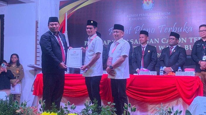 PLENO KPU NUNUKAN - Ketua KPU Nunukan, Rico Ardiansyah menyerahkan berita acara dan SK penetapan Bupati dan Wakil Bupati Nunukan terpilih hasil Pilkada 2024, Irwan Sabri-Hermanus di halaman Kantor KPU Nunukan, Jalan Baratu Muh Aldi RT 05, Jl. Ujang Dewa, Kelurahan Nunukan Selatan, Kecamatan Nunukan Selatan, Kabupaten Nunukan, Senin (05/02/2025), malam.
