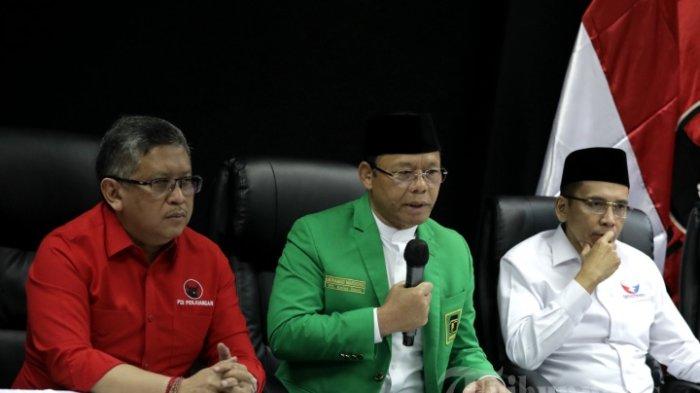 FOTO Ketua Umum PPP Mardiono (tengah) bersama Sekjen PDI Perjuangan Hasto Kristiyanto (kiri) dan Ketua Harian Nasional Partai Perindo Tuan Guru Bajang (TGB) Zainul Majdi (kanan) memberikan keterangan kepada wartawan usai mengikuti rapat konsolidasi partai politik dan Tim Pemenangan Nasional (TPN) Ganjar Pranowo di Jakarta, Rabu (13/9/2023). Rapat yang diikuti oleh Tim Pemenangan Nasional ini membahas soal agenda-agenda strategis pemenangan Bakal Calon Presiden Ganjar Pranowo.