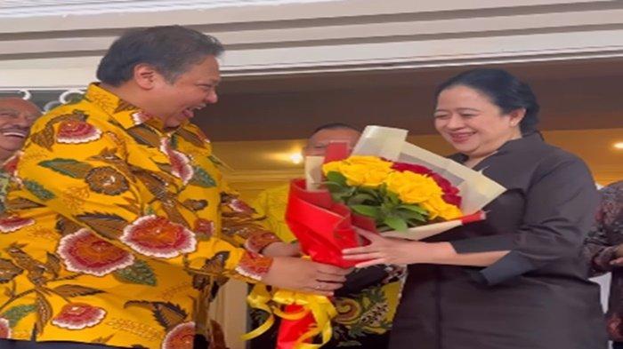 Ketum Golkar Airlangga serahkan bunga merah kuning kepada Ketua DPP PDIP Puan Maharani usai pertemuan keduanya, Kamis (27/7/2023) (tangkapan layar instagram/@airlanggahartarto_official)