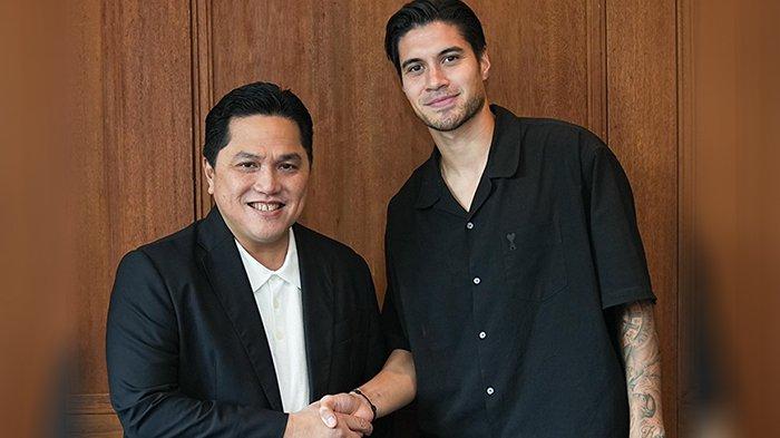 Ketua Umum PSSI, Erick Thohir bersalaman dengan calon pemain Timnas Indonesia berdarah Belanda, Kevin Diks. (Twitter/@erickthohir)