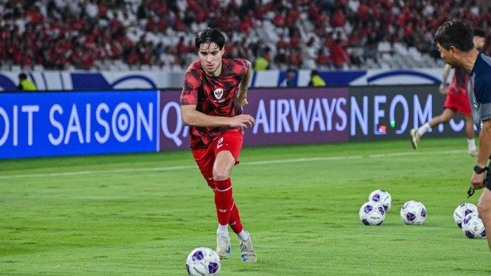 KEVIN DIKS CEDERA - Penggawa Timnas Indonesia Kevin Diks melakukan pemanasan jelang debut dalam pertandingan Kualifikasi Piala Dunia 2026 Zona Asia antara Indonesia vs Jepang, Jumat (15/11/2024) di Stadion Gelora Bung Karno Jakarta. Simak kabar terbaru cedera yang dialami pemain Timnas Indonesia yakni Kevin Diks jelang Garuda Calling, bisa saja namanya tak masuk daftar pemain dipanggil Patrick Kluivert melawan Australia di Kualifikasi Piala Dunia 2026 jika belum pulih.