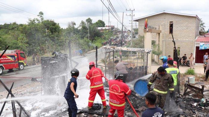 POM MINI TERBAKAR  - Proses pemadaman dilakukan oleh petugas PMK Bulungan. Satu Kios Pom Mini dan LPG di Bulungan Kalimantan Utara habis dilahap si jago merah, hari ini, Kamis (12/6/2025)
