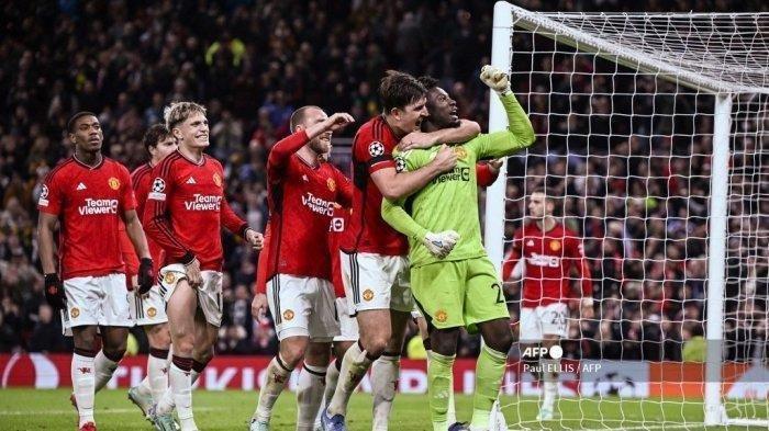 Kiper Manchester United Andre Onana (kanan) merayakan bersama bek Harry Maguire dan rekan satu timnya setelah menyelamatkan tendangan penalti di akhir pertandingan Liga Champions melawan Copenhagen di Old Trafford, pada 24 Oktober 2023. Manchester United dan Manchester City akan menjalani pertandingan final Piala FA 2023-2024.
