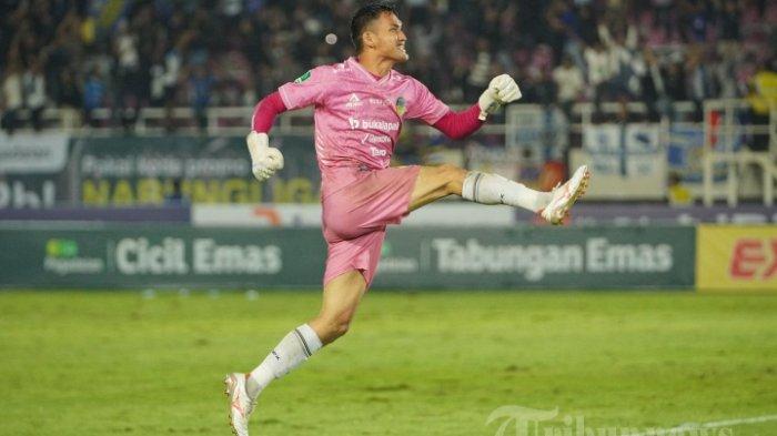 SELEBRASI KIPER - Kiper PSIM Yogyakarta yang dipinjam dari PSM Makassar, Harlan Suardi pada pertandingan final Liga 2 2024/2025 di Stadion Manahan, Solo, Rabu (26/2/2025) sore. Simak profil Harlan Suardi kiper spesialis juara yang nasibnya kini belum jelas bareng klub Liga 1 PSM Makassar. Tribun Solo/Muhammad Nursina