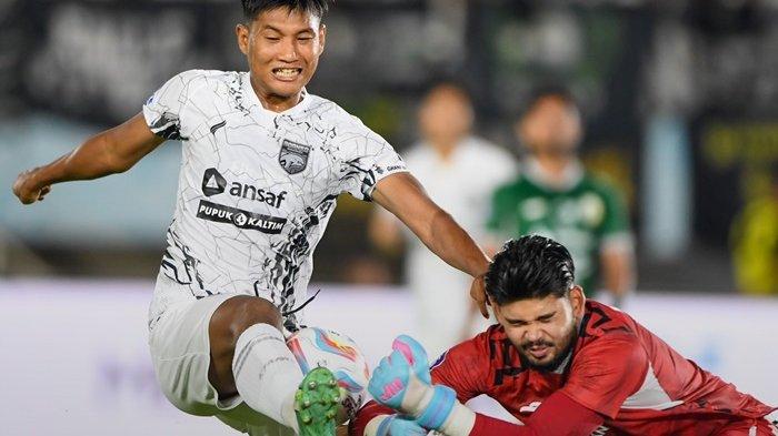 Kiper PSS Sleman, Anthony Pinthus saat menghalau bola dari kaki pemain Borneo FC. Kiper Timnas Filipina itu dikritik Pelatih Risto Vidakovic karena kerap melakukan blunder. Pertandingan PSS Sleman vs Borneo FC sendiri terjadi di pekan 29 Liga 1, pada Kamis (14/3/2024), pukul 21.30 Wita, di Stadion Manahan Solo. Laga dimenangkan Pesut Etam dengan skor 0-1.