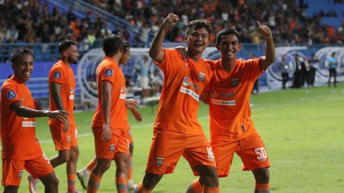 Komang Teguh saat melakukan selebrasi bersama pemain Borneo FC lainnya, kala Skuad Pesut Etam berhasil mengalahkan Persija Jakarta dengan skor 3-1, pada Selasa (6/2/2024), pukul 20.00 WITA, di Stadion Batakan Balikpapan.