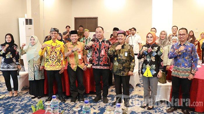 Anggota DPRD Kaltara, Vamelia saat mengikuti rapat pemangku kepentingan yang diselenggarakan oleh DPK Kaltara.