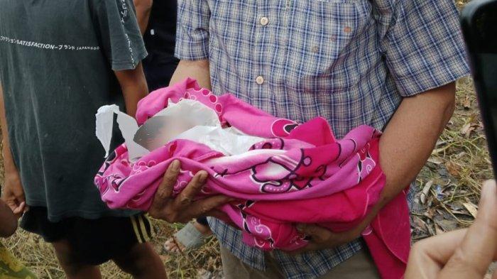 PENEMUAN BAYI - Kondisi bayi saat ditemukan dan telah dibantu warga dibungkua kain pemberian warga, Selasa (11/3/2025). DOKUMENTASI ISTIMEWA