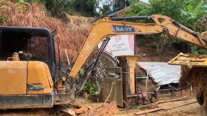 Kondisi longsor di sebelah rumah milik Syahirah di RT 20 Kelurahan Karang Anyar Pantai, Tarakan, Kalimantan Utara , Senin (11/9/2023) subuh dan pagi tadi.