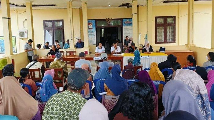 HASIL PLASMA - Momen koperasi plasma bagikan uang plasma perkebunan sawit ke masyarakat di Kantor Desa Tideng Pale Jl Trans Kaltara, Tideng Pale, Kecamatan Sesayap, Kabupaten Tana Tidung, Kaltara, Jum'at (21/3/2025). (ISTIMEWA)