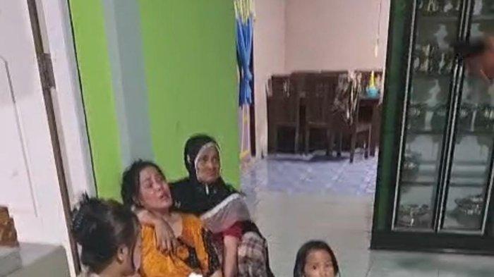 KORBAN NANGIS HISTERIS - Korban atas nama Marlina (39), menangis histeris di rumahnya Jalan Sultan Hasanuddin, RT 10, Kelurahan Selisun, Kecamatan Nunukan Selatan, Kabupaten Nunukan, Selasa (25/03/2025), pukul 19.30 Wita.