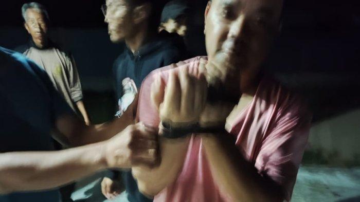Korban pengeroyokan masih dalam kondisi diikat, usai diselamatkan dari sekapan para pelaku.