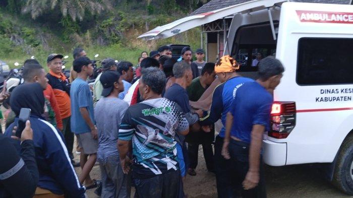 Korban tenggelam di sungai, Remaja berusia 16 tahun sekaligus peserta didik di SMPN 1 Malinau ditemukan meninggal dunia di Sungai Tajan, Desa Sembuak Warod, Kecamatan Malinau Utara, Kabupaten Malinau, Kalimantan Utara, Selasa (7/5/2024) sore.
(TRIBUNKALTARA.COM / MOHAMMAD SUPRI)
