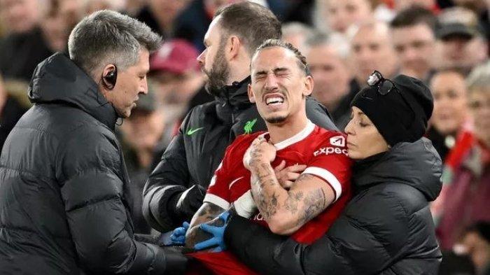 Kostas Tsimikas menjerit kesakitan usai bertubrukan dengan Bukayo Saka dan Juergen Klopp di laga Liverpool vs Arsenal