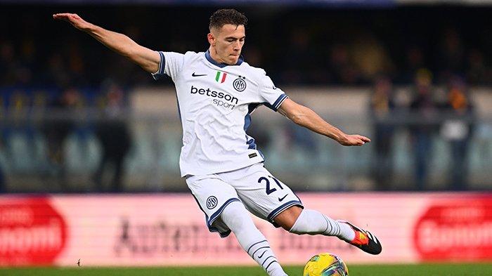 Gelandang Inter Milan, Kristjan Asllani beraksi di lapangan pada pertandingan melawan Hellas Verona, di Stadion Marcantonio Bentegodi, Sabtu (23/11/2024).