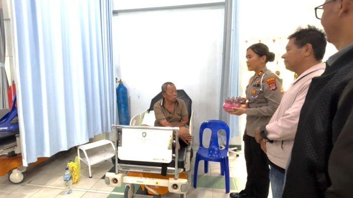 SATLANTAS POLRES MALINAU - Kasat Lantas Polres Malinau, Iptu Dhea Gustriwidya Ningrum menjenguk korban Bus Damri masuk jurang di RSUD Malinau, Sabtu (26/4/2025).