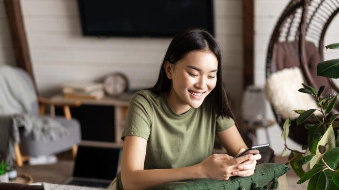 PANTUN MADURA GOMBAL - Potret wanita tersenyum bermain handphone dari Freepik.com. Simak kumpulan pantun gombal dalam bahasa Madura berikut ini, rayuan maut penakluk hati gebetan, cocok juga dikirimkan ke pasangan.