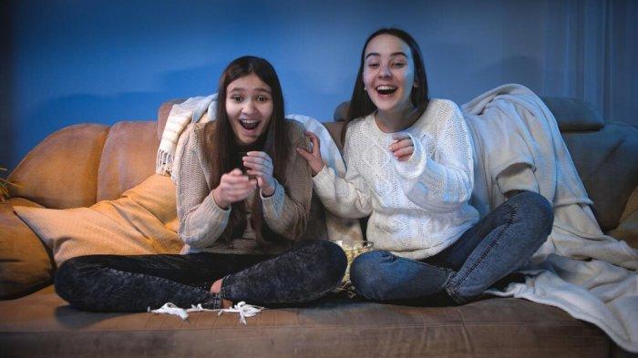 PANTUN MALAM JUMAT - Potret dua wanita menonton film bersama dari Freepik.com. Simak kumpulan pantun malam Jumat berikut ini, berisi lelucon seram yang mengandung humor, cocok buat seru-seruan saat nongkrong bareng Teman.
